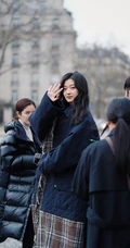 孙千现身巴黎街头素人美照，穿着黑色羽绒服，对镜招手，邻家小姐姐既视感