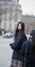 孙千现身巴黎街头素人美照，穿着黑色羽绒服，对镜招手，邻家小姐姐既视感