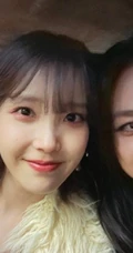 汤唯晒出与和韩国女星IU李智恩贴脸合照，对镜头比心，生活中的Iu小姐姐颜值也很NICE哦