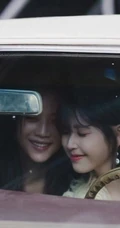 汤唯晒出与和韩国女星IU李智恩贴脸合照，对镜头比心，生活中的Iu小姐姐颜值也很NICE哦