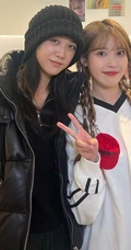 汤唯晒出与和韩国女星IU李智恩贴脸合照，对镜头比心，生活中的Iu小姐姐颜值也很NICE哦