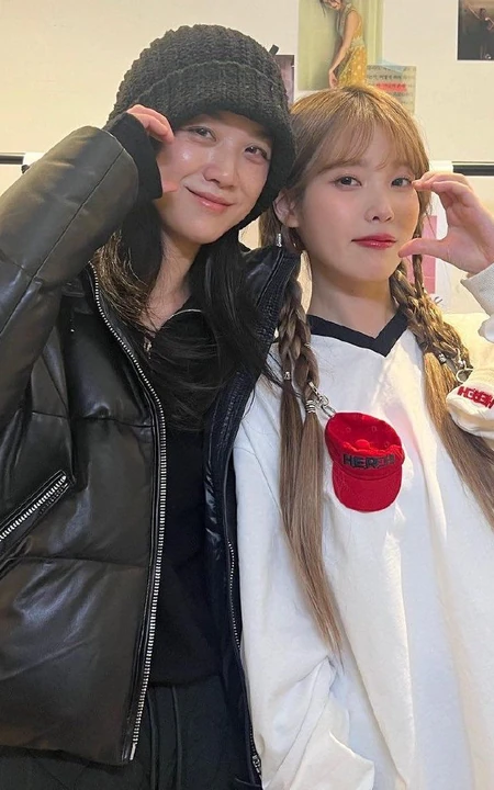 汤唯晒出与和韩国女星IU李智恩贴脸合照，对镜头比心，生活中的Iu小姐姐颜值也很NICE哦