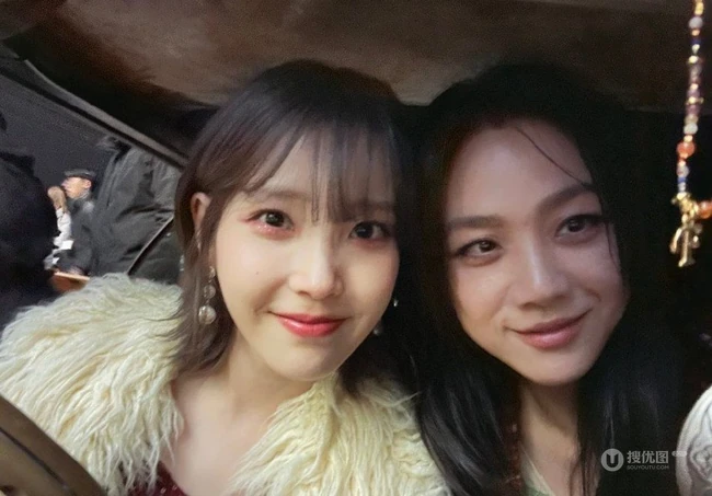 汤唯晒出与和韩国女星IU李智恩贴脸合照，对镜头比心，生活中的Iu小姐姐颜值也很NICE哦