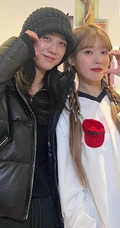 汤唯晒出与和韩国女星IU李智恩贴脸合照，对镜头比心，生活中的Iu小姐姐颜值也很NICE哦