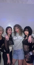 Lisa现身泰勒&middot;斯威夫特（霉霉）演唱会现场，后台霉霉Lisa和照，看得出来都很开心