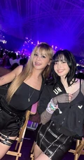 Lisa现身泰勒&middot;斯威夫特（霉霉）演唱会现场，后台霉霉Lisa和照，看得出来都很开心