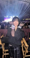 Lisa现身泰勒&middot;斯威夫特（霉霉）演唱会现场，后台霉霉Lisa和照，看得出来都很开心