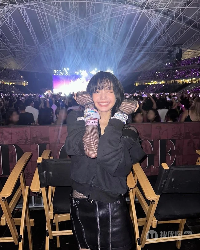 Lisa现身泰勒&middot;斯威夫特（霉霉）演唱会现场，后台霉霉Lisa和照，看得出来都很开心