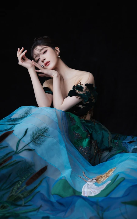 赵露思手机壁纸，赵露思国潮风超美轻纱长裙妩媚写真手机壁纸图片