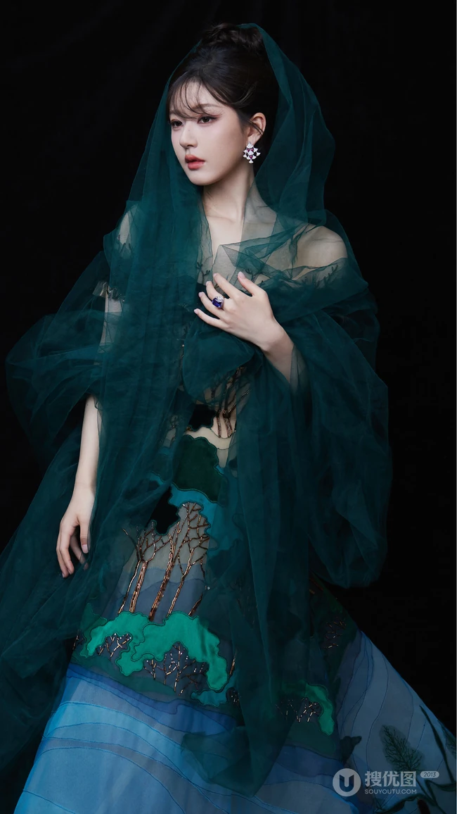 赵露思手机壁纸，赵露思国潮风超美轻纱长裙妩媚写真手机壁纸图片