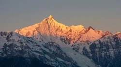 阳光下，映照出金色光芒的雪山，日照金山唯美景色壁纸图片