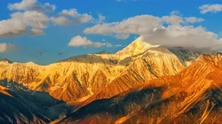 阳光下，映照出金色光芒的雪山，日照金山唯美景色壁纸图片