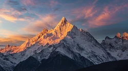 阳光下，映照出金色光芒的雪山，日照金山唯美景色壁纸图片