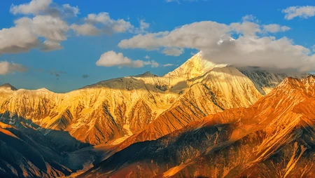 阳光下，映照出金色光芒的雪山，日照金山唯美景色壁纸图片