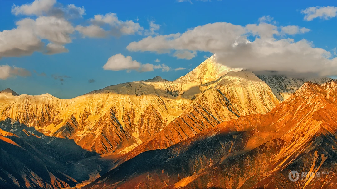阳光下，映照出金色光芒的雪山，日照金山唯美景色壁纸图片