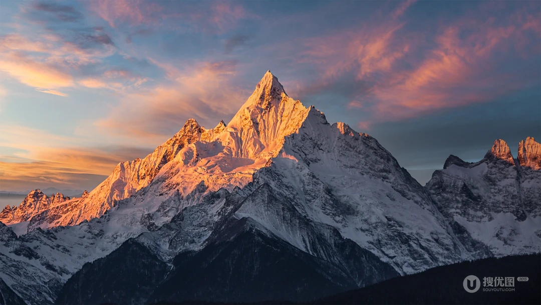 阳光下，映照出金色光芒的雪山，日照金山唯美景色壁纸图片