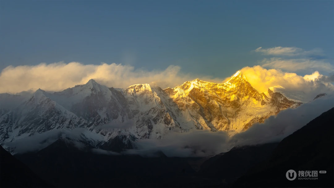 阳光下，映照出金色光芒的雪山，日照金山唯美景色壁纸图片