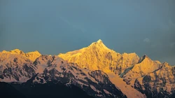阳光下，映照出金色光芒的雪山，日照金山唯美景色壁纸图片