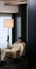 杨洋一袭纯白西服穿搭超高清近照写真美照，尽显儒雅帅哥的惬意温柔
