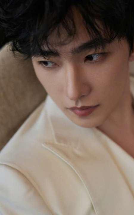 杨洋一袭纯白西服穿搭超高清近照写真美照，尽显儒雅帅哥的惬意温柔