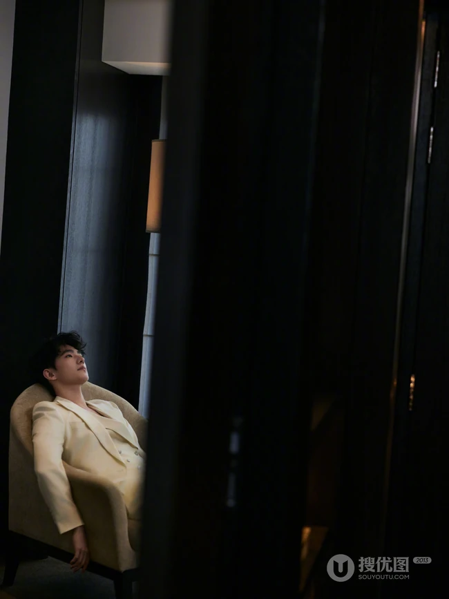 杨洋一袭纯白西服穿搭超高清近照写真美照，尽显儒雅帅哥的惬意温柔