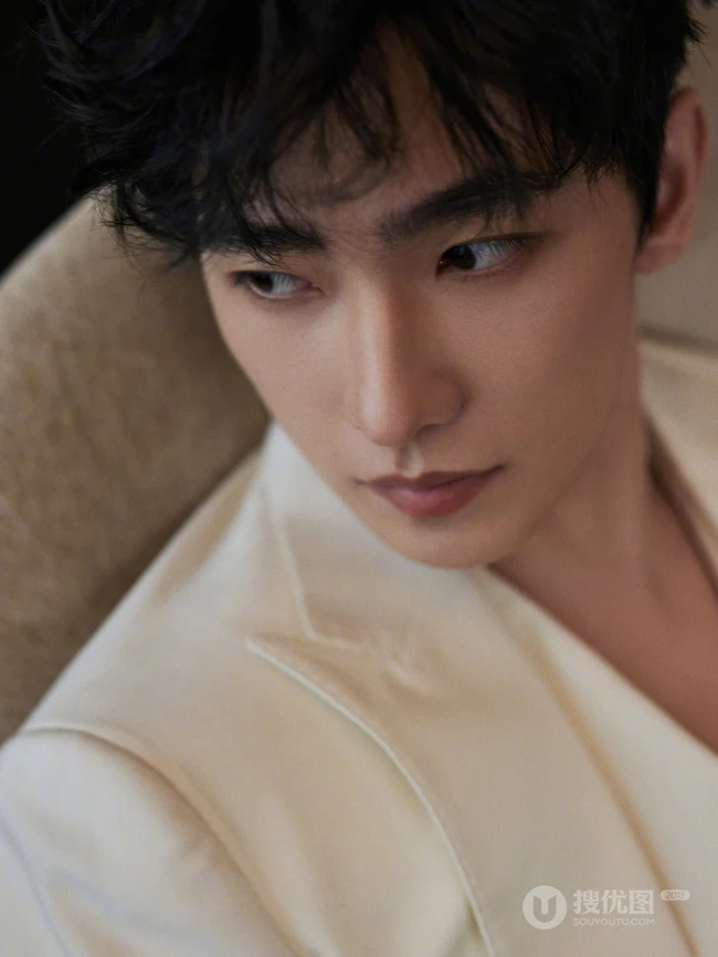 杨洋一袭纯白西服穿搭超高清近照写真美照，尽显儒雅帅哥的惬意温柔