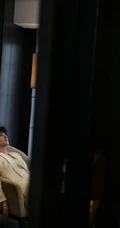 杨洋一袭纯白西服穿搭超高清近照写真美照，尽显儒雅帅哥的惬意温柔