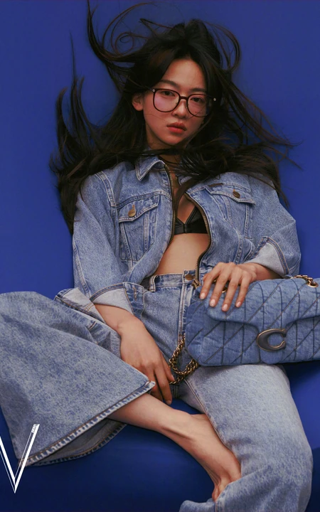 吴谨言慵懒复古风格穿搭写真大片，眼神温柔，妩媚多姿，轻熟范十足