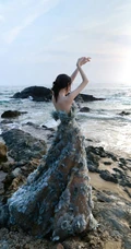 关晓彤一袭荷叶裙穿着大海边超美气质写真摄影美照