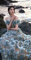 关晓彤一袭荷叶裙穿着大海边超美气质写真摄影美照
