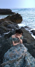关晓彤一袭荷叶裙穿着大海边超美气质写真摄影美照