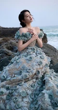 关晓彤一袭荷叶裙穿着大海边超美气质写真摄影美照