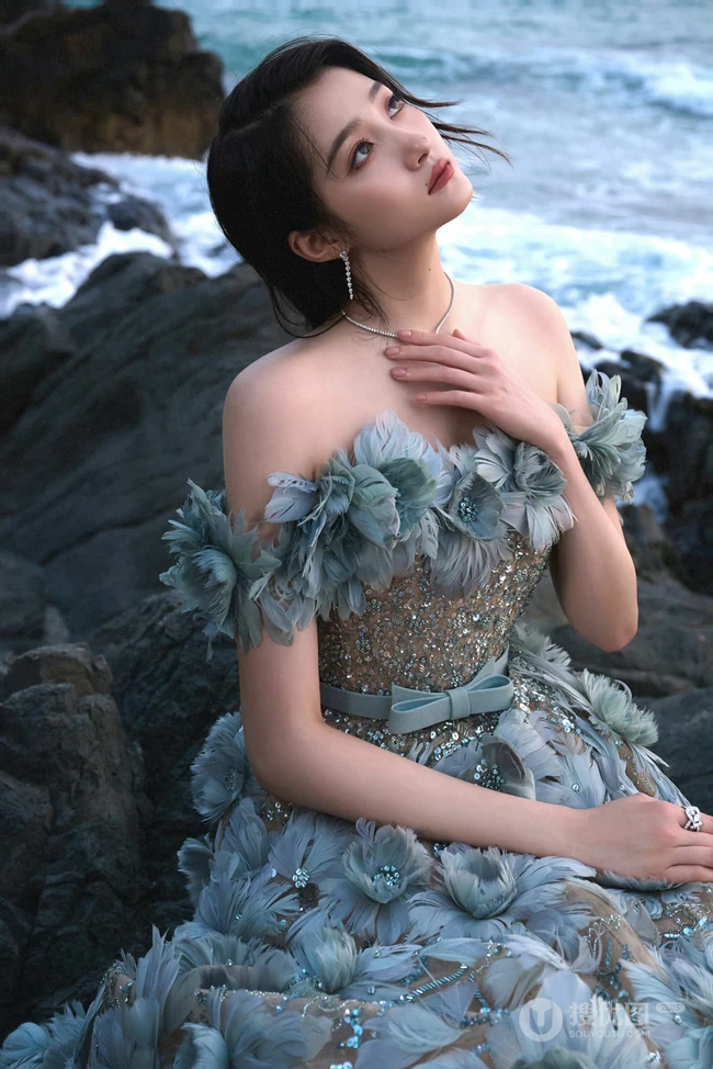 关晓彤一袭荷叶裙穿着大海边超美气质写真摄影美照