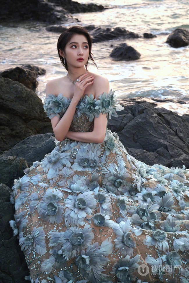 关晓彤一袭荷叶裙穿着大海边超美气质写真摄影美照