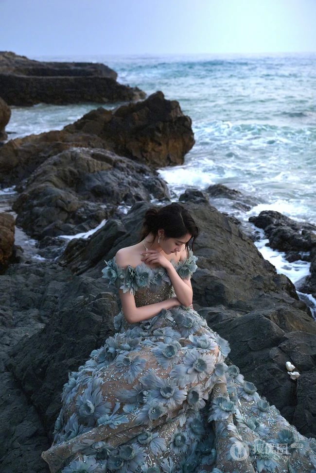 关晓彤一袭荷叶裙穿着大海边超美气质写真摄影美照