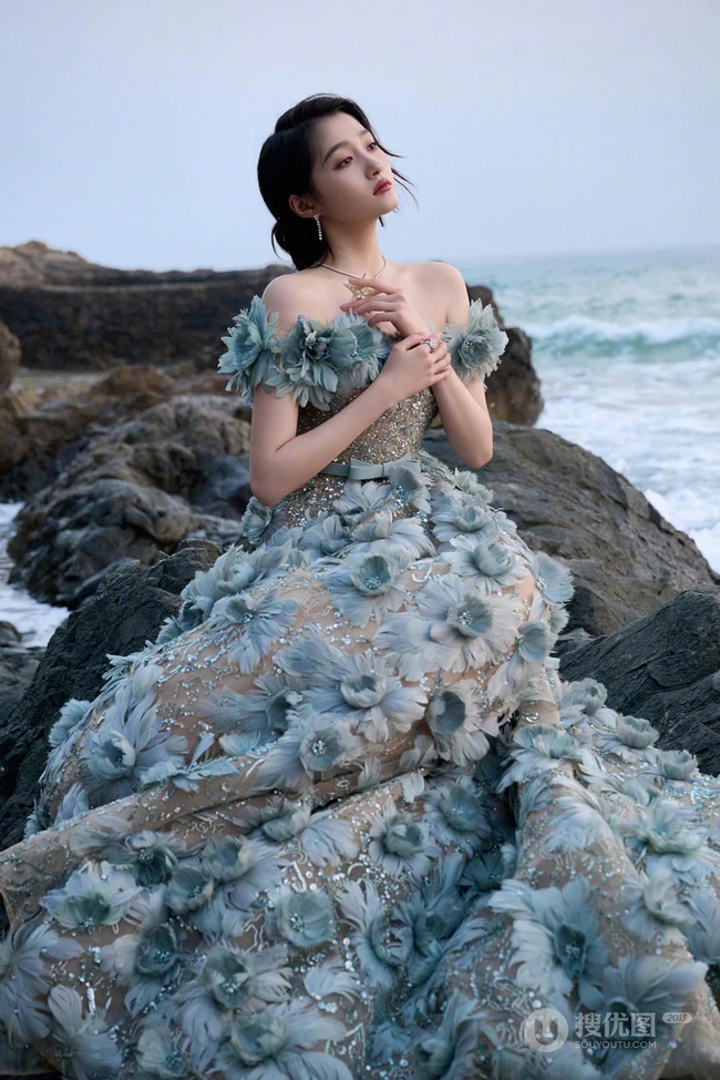 关晓彤一袭荷叶裙穿着大海边超美气质写真摄影美照
