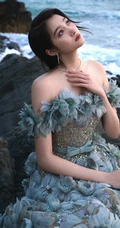 关晓彤一袭荷叶裙穿着大海边超美气质写真摄影美照