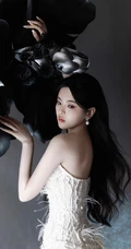 杨超越超美气质礼裙白裙穿搭尽显完美苗条身材写真美照