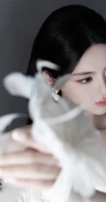 杨超越超美气质礼裙白裙穿搭尽显完美苗条身材写真美照