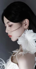 杨超越超美气质礼裙白裙穿搭尽显完美苗条身材写真美照