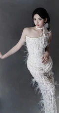 杨超越超美气质礼裙白裙穿搭尽显完美苗条身材写真美照