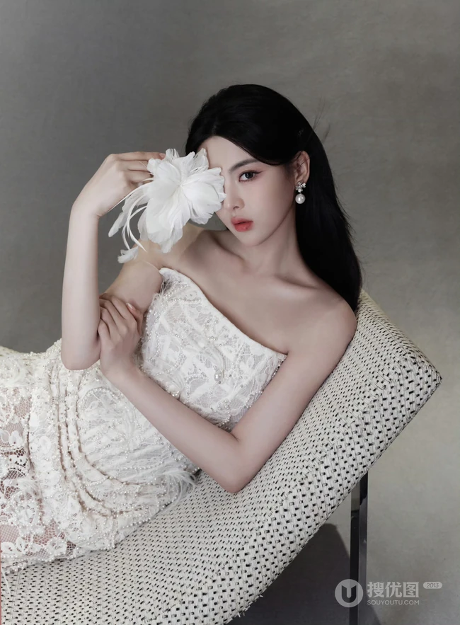 杨超越超美气质礼裙白裙穿搭尽显完美苗条身材写真美照