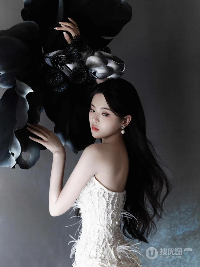 杨超越超美气质礼裙白裙穿搭尽显完美苗条身材写真美照