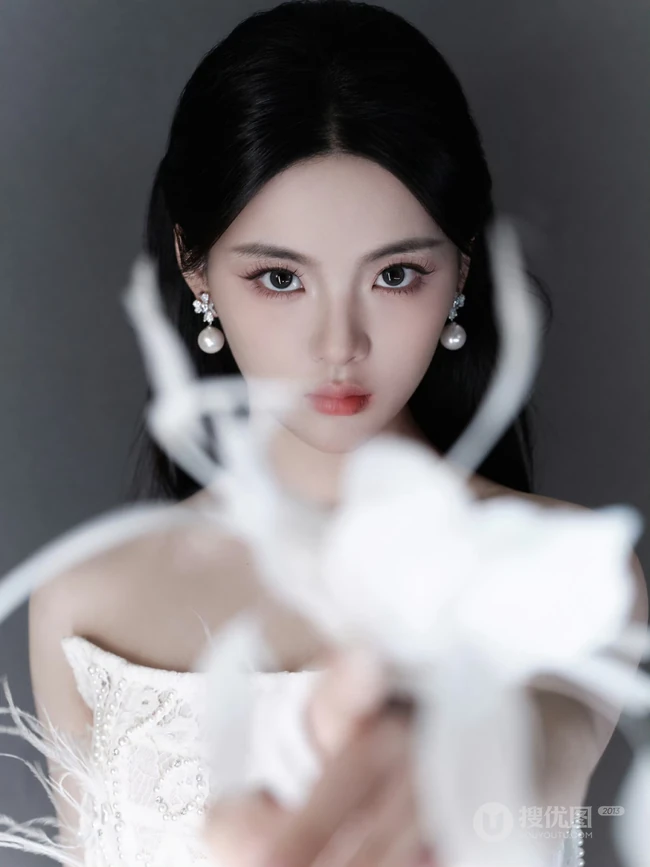 杨超越超美气质礼裙白裙穿搭尽显完美苗条身材写真美照