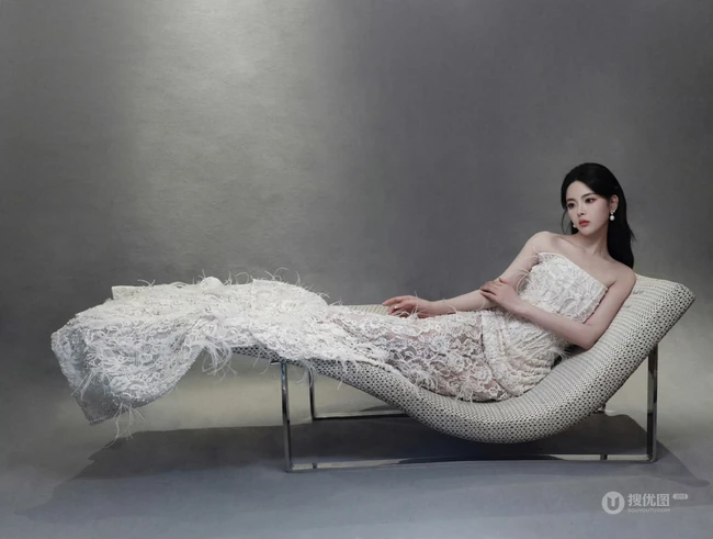 杨超越超美气质礼裙白裙穿搭尽显完美苗条身材写真美照