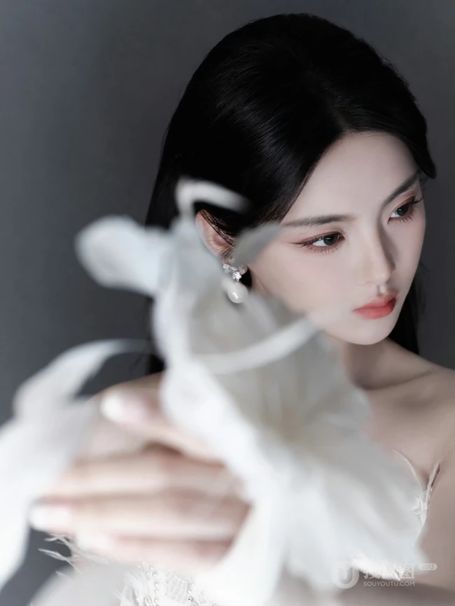 杨超越超美气质礼裙白裙穿搭尽显完美苗条身材写真美照
