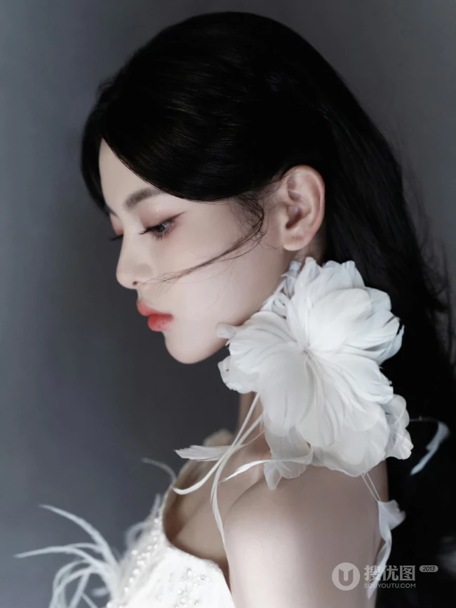 杨超越超美气质礼裙白裙穿搭尽显完美苗条身材写真美照