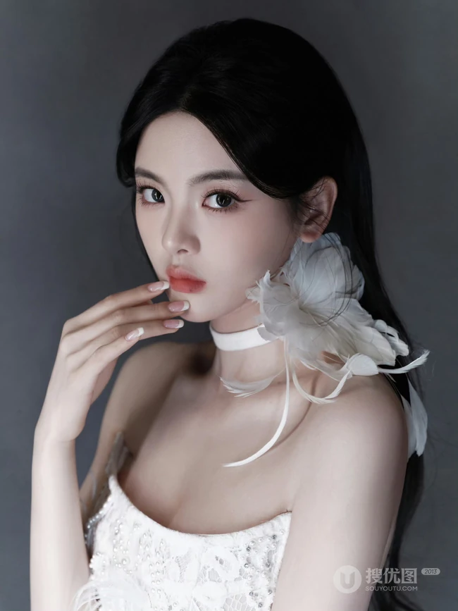杨超越超美气质礼裙白裙穿搭尽显完美苗条身材写真美照