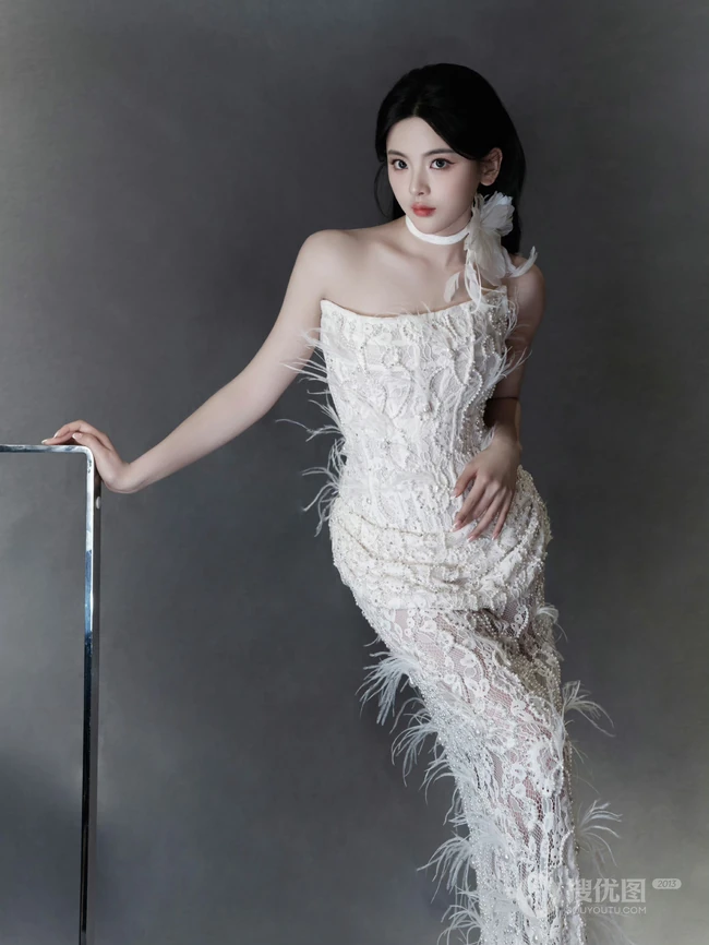 杨超越超美气质礼裙白裙穿搭尽显完美苗条身材写真美照