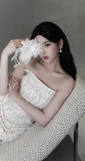 杨超越超美气质礼裙白裙穿搭尽显完美苗条身材写真美照
